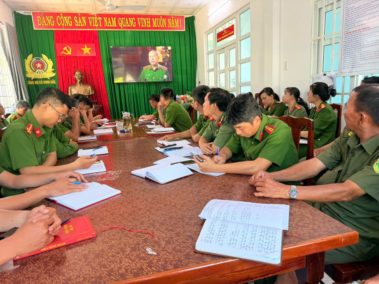 Cán bộ, chiến sĩ xem tư liệu