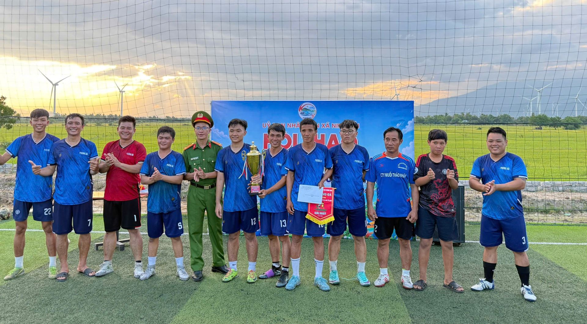 Đội Bóng đá Phương Cựu nhận cup và cờ