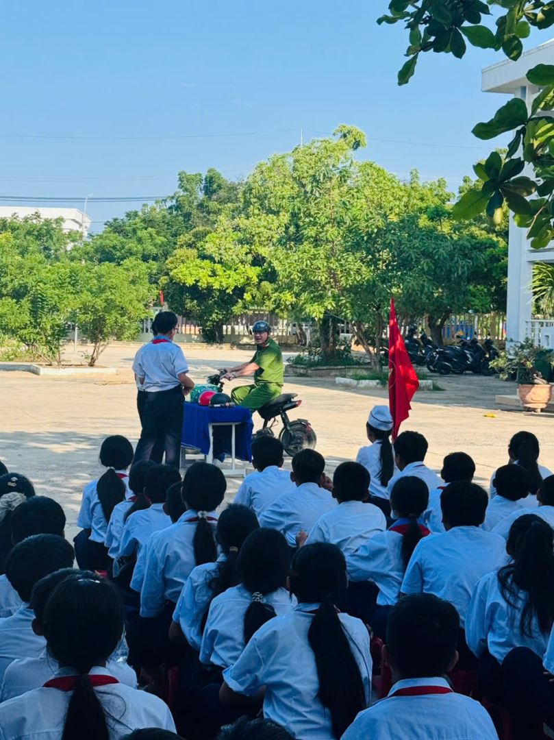 Cán bộ, chiến sĩ cùng trao đổi trực tiếp với học sinh về các chuyên đề