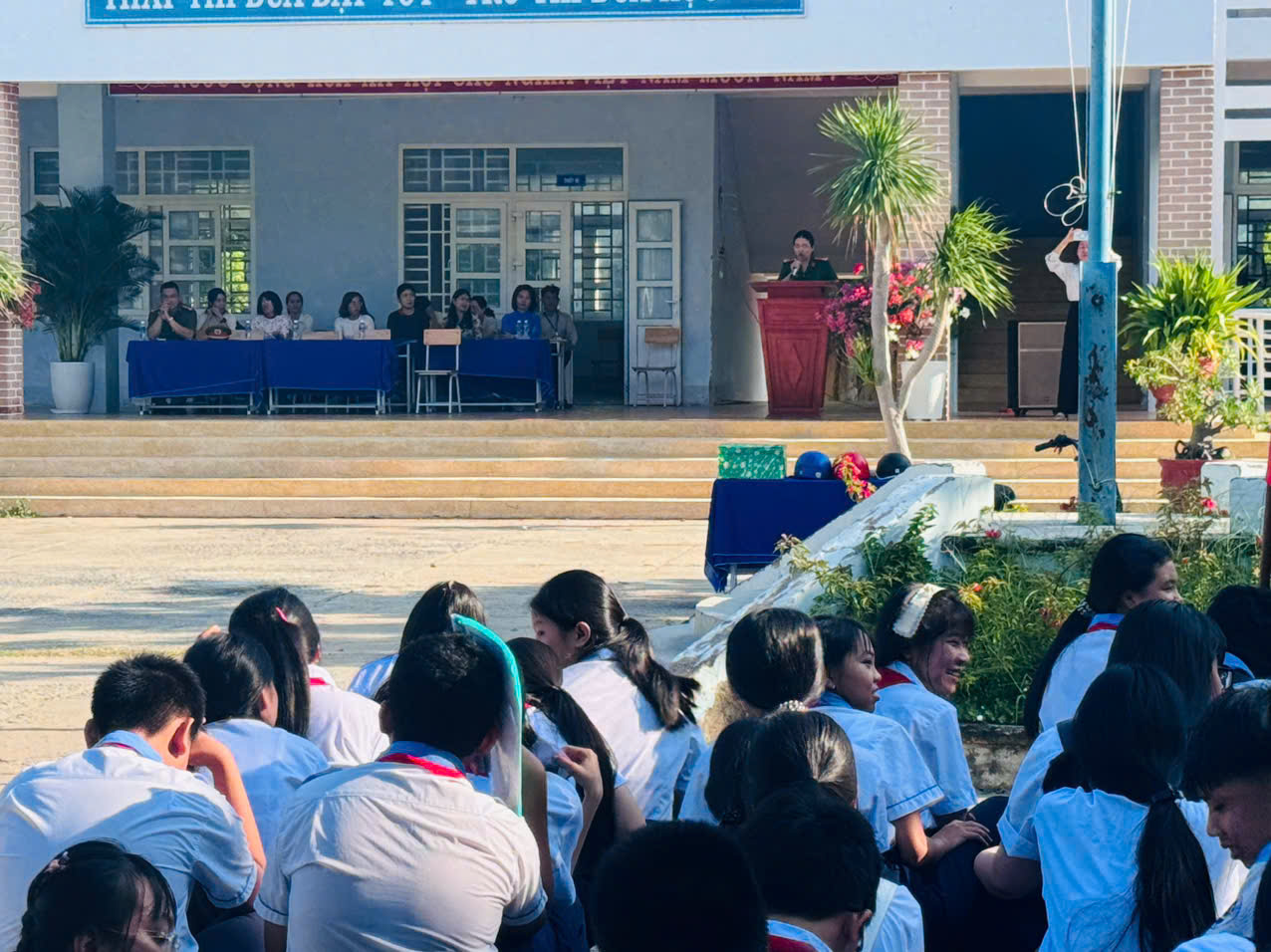 Cán bộ, chiến sĩ Công an xã tiến hành tuyên truyền các chuyên đề