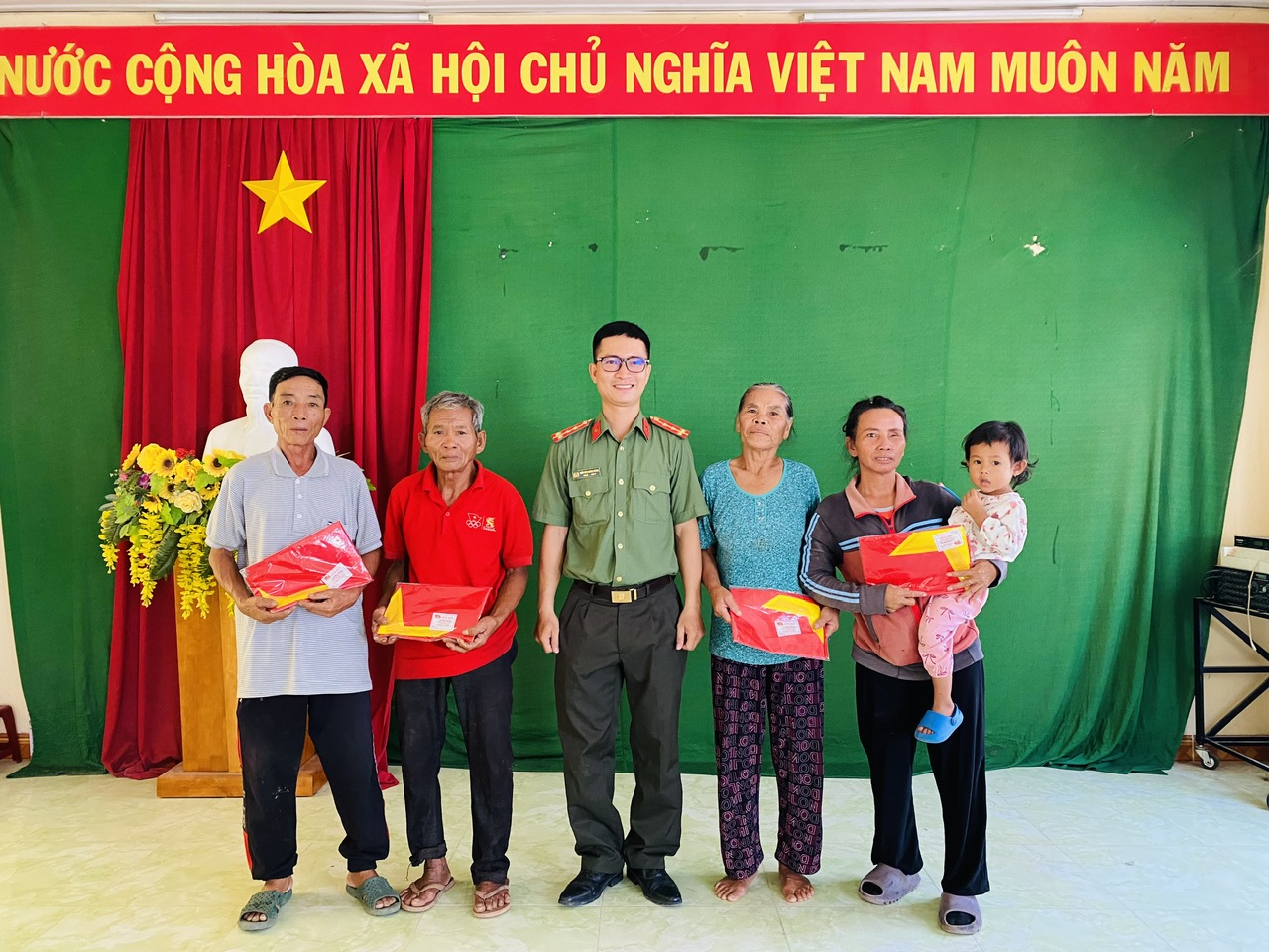 Công an xã trao tặng cờ Tổ quốc cho các hộ dân là đại diện các dòng tộc tại địa bàn thôn Xóm Bằng