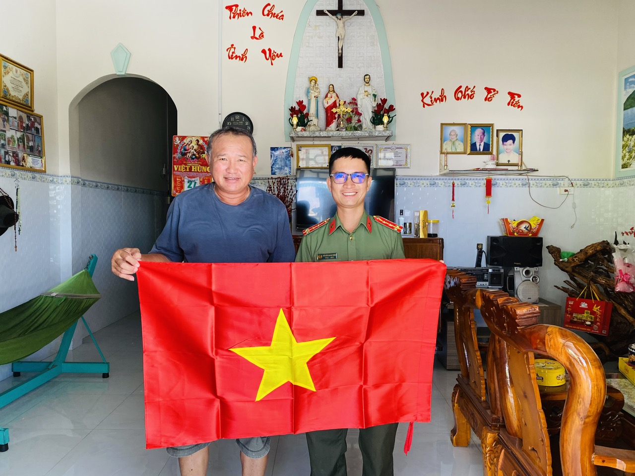 Công an xã trao tặng cờ Tổ quốc cho người có uy tín trong đồng bào Công giáo