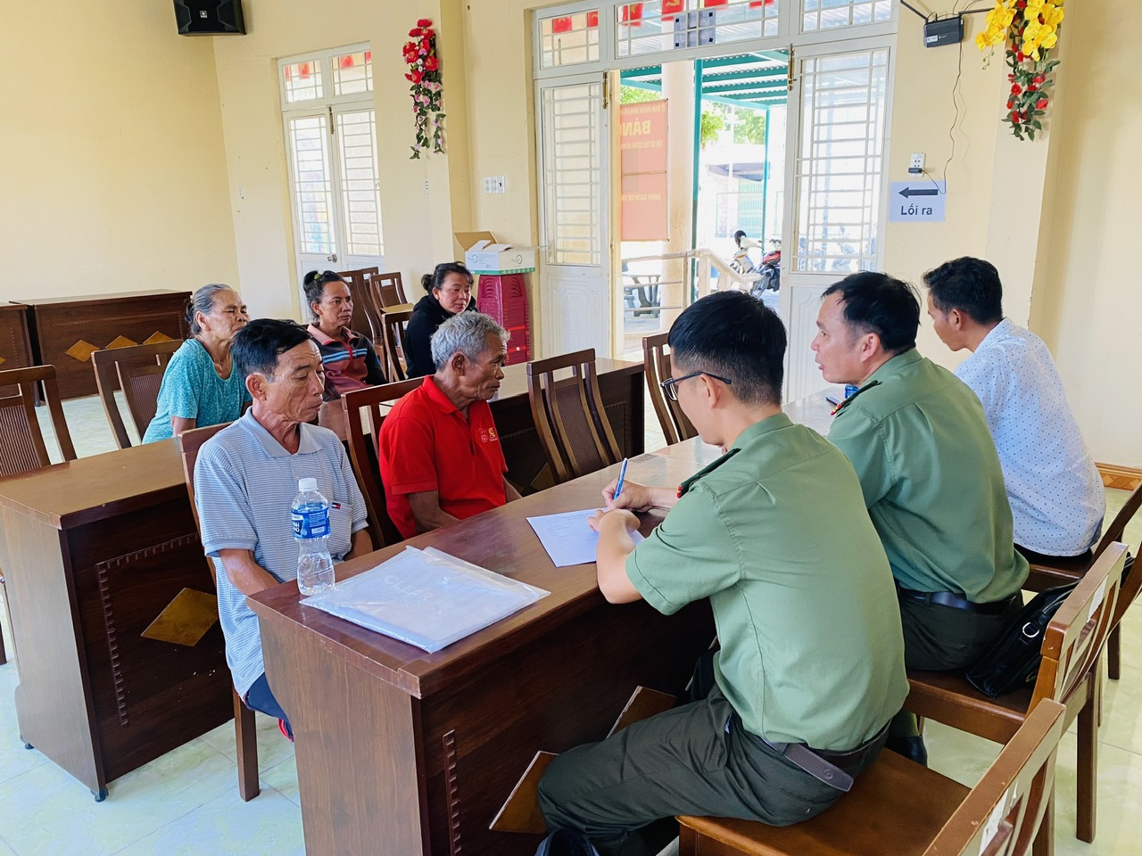 Công an xã tuyên truyền vận động nhân dân thực hiện đúng các quy định của pháp luật về luật tín ngưỡng, tôn giáo