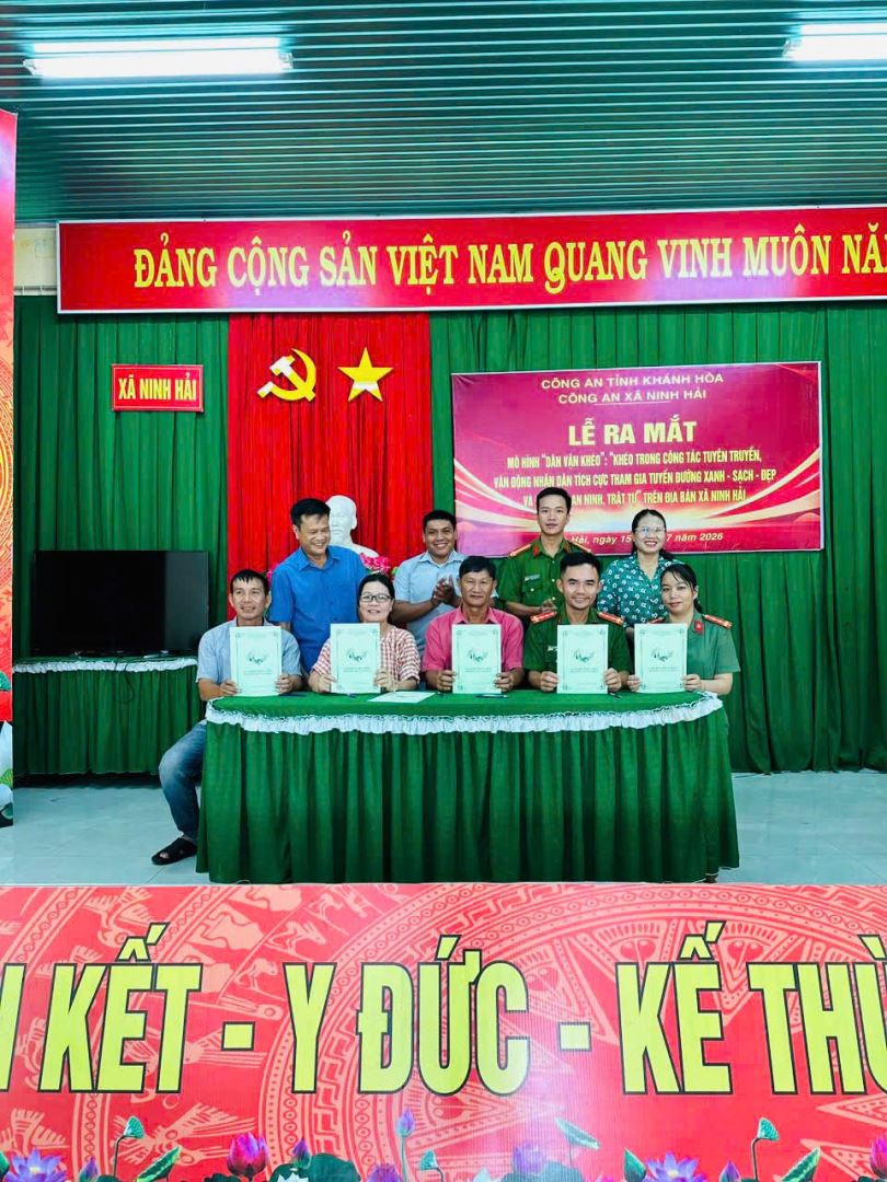 Đại diện Chi hội phụ nữ xã Ninh Hải, Chi đoàn Công an xã Ninh Hải và Đại diện Trưởng các thôn Phương Cựu 1, Phương Cựu 2, Phương Cựu 3, Bỉnh Nghĩa