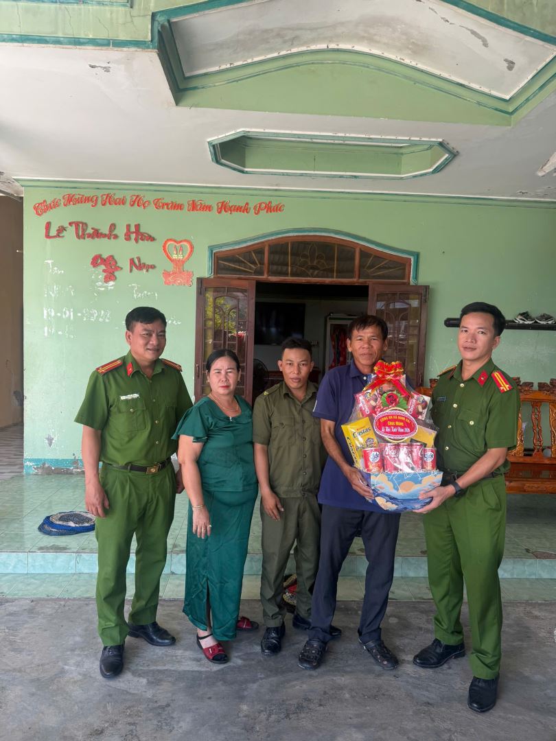 Công an xã thăm, tặng quả Lực lượng tham gia bảo vệ An ninh trật tự cơ sở