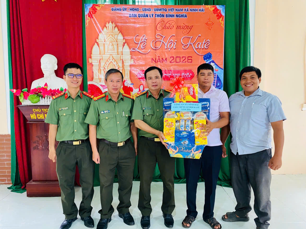 Công an xã thăm, tặng quà Ban quản lý thôn Bỉnh Nghĩa