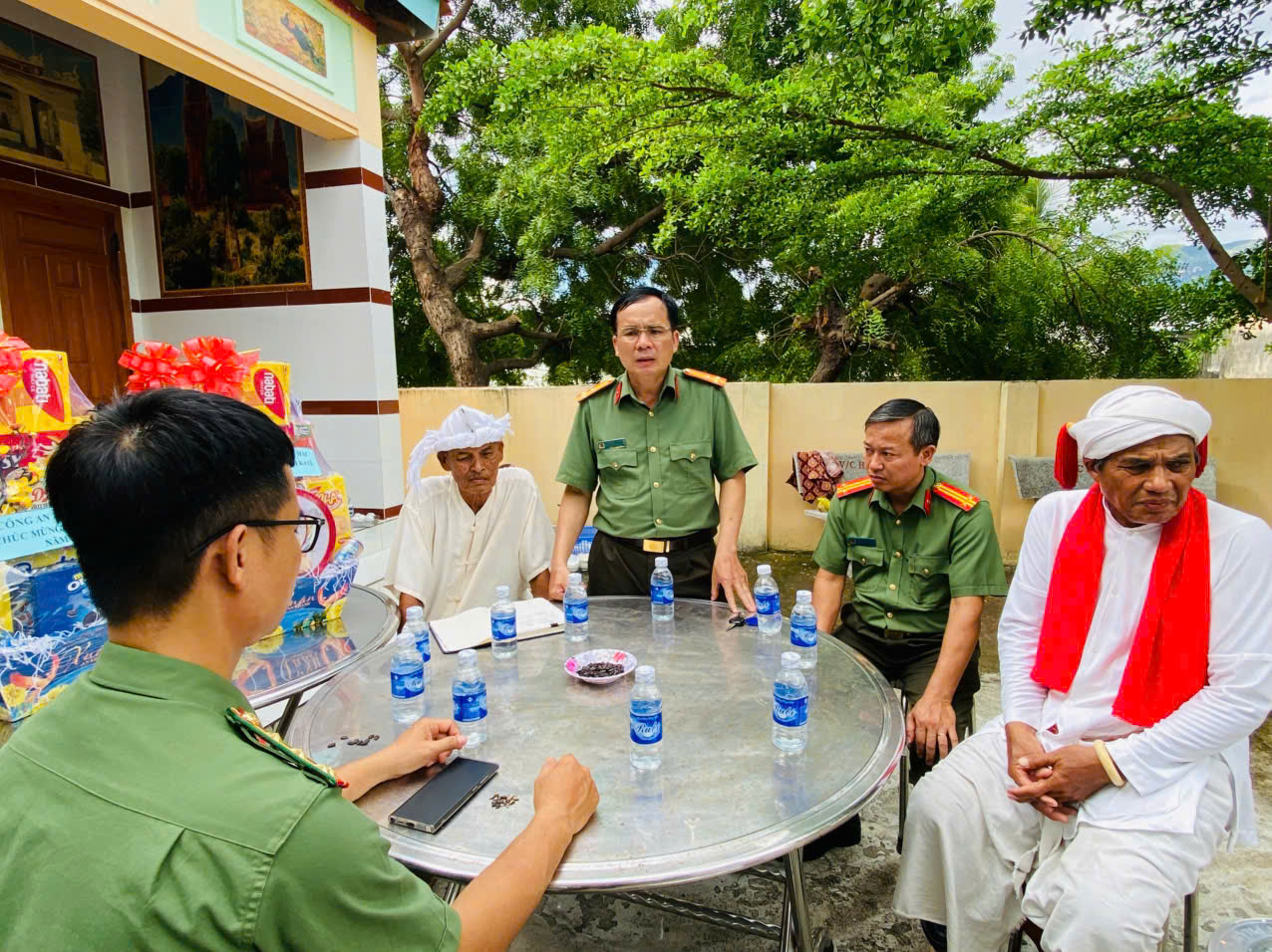 Công an xã ghi nhận và mong muốn tiếp tục nhận được sự quan tâm, giúp đỡ của bà con đồng bào Chăm