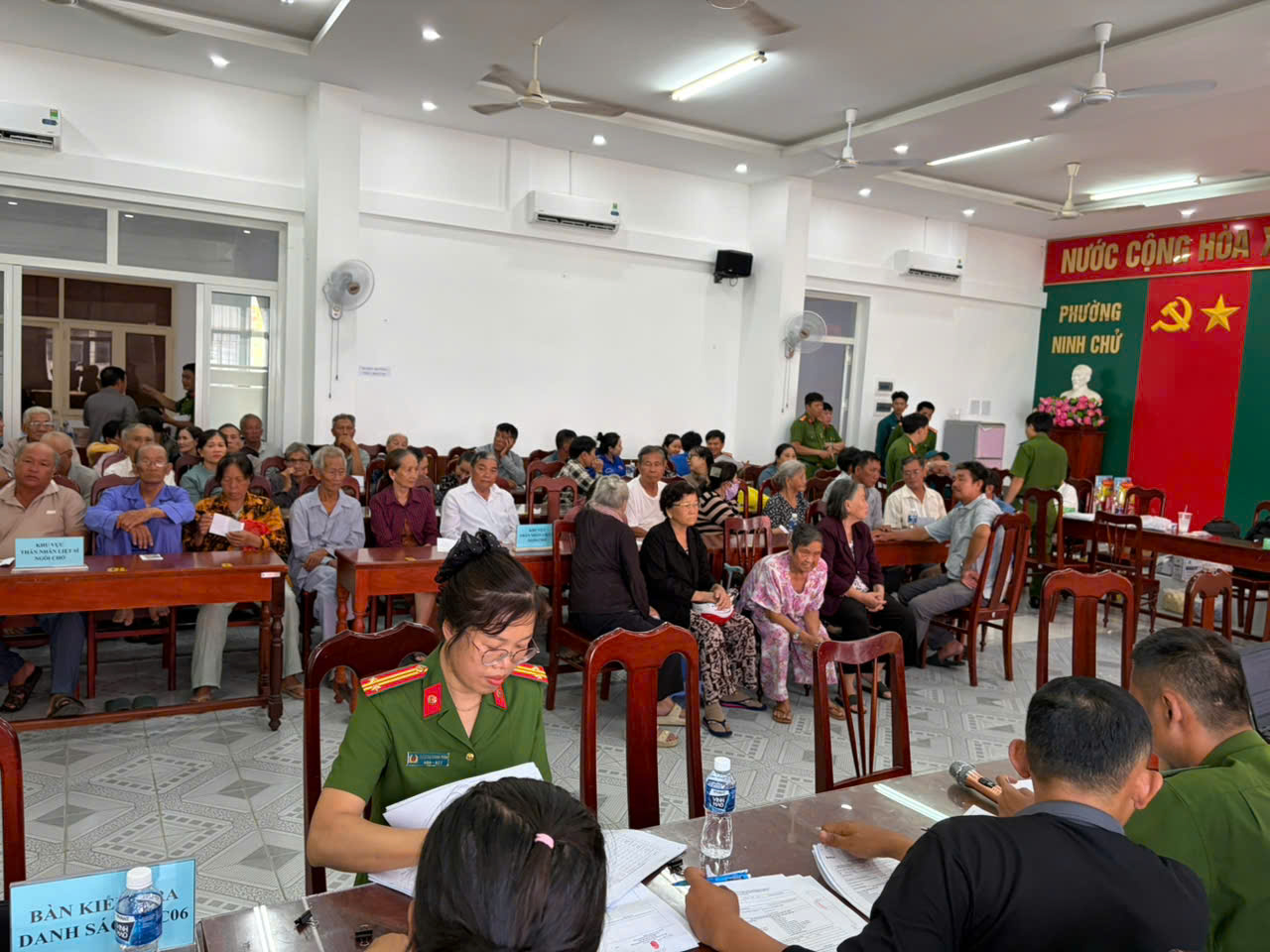 Công an xã hỗ trợ trong việc chuẩn bị thủ tục