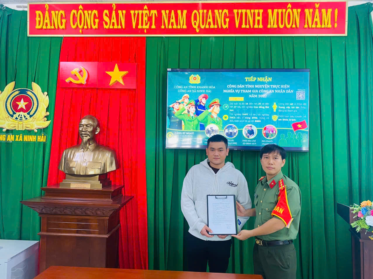 Công dân Nguyễn Minh Tiến viết đơn tình nguyện đăng ký thực hiện nghĩa vụ Công an nhân dân 