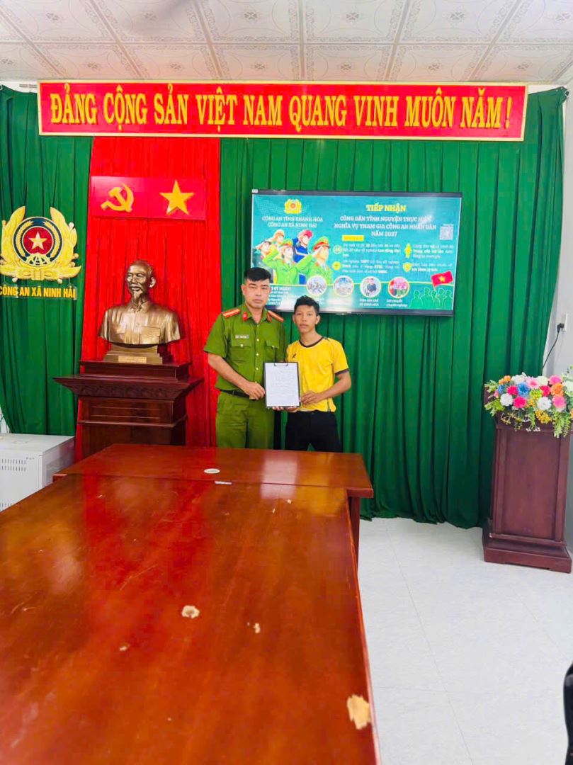Công dân Thuận Ngọc Tài viết đơn tình nguyện đăng ký tham gia gia nghĩa vụ Công an nhân dân 