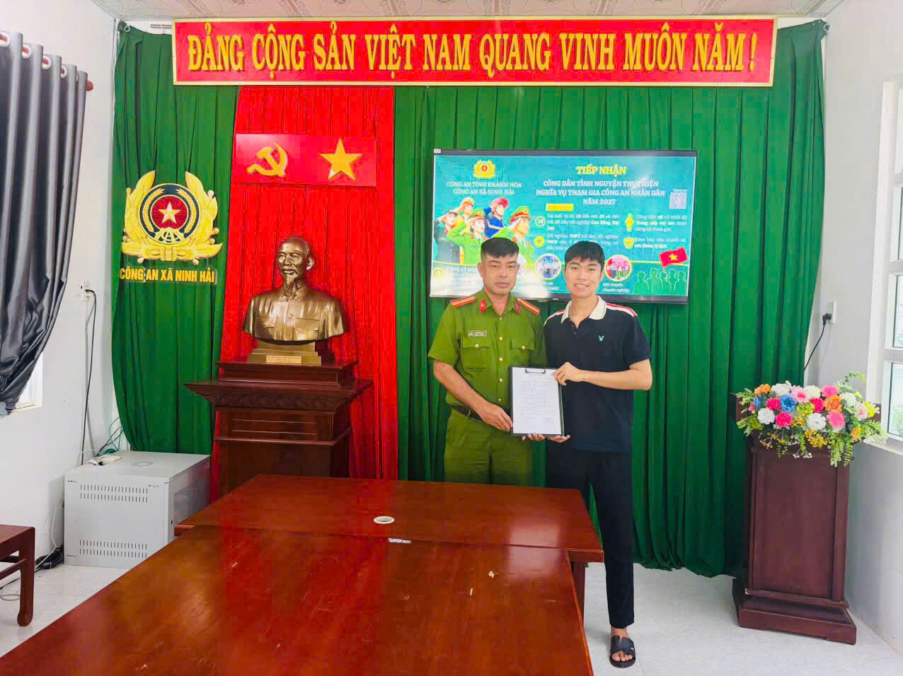 Công dân Thiều Thanh Triệu tự nguyện viết đơn đăng ký tham gia nghĩa vụ Công an nhân dân 