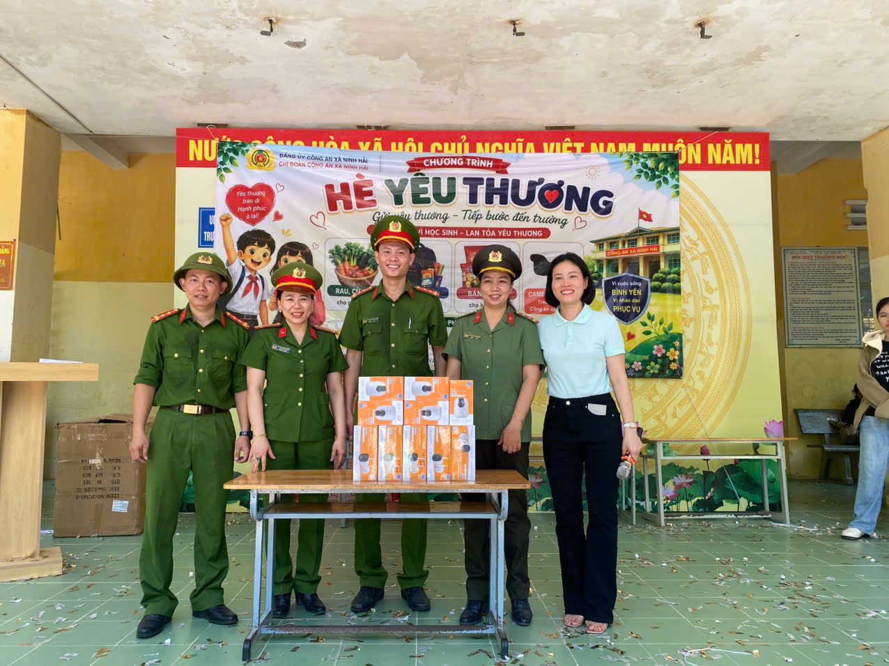 Chi đoàn Công an xã nhận camera