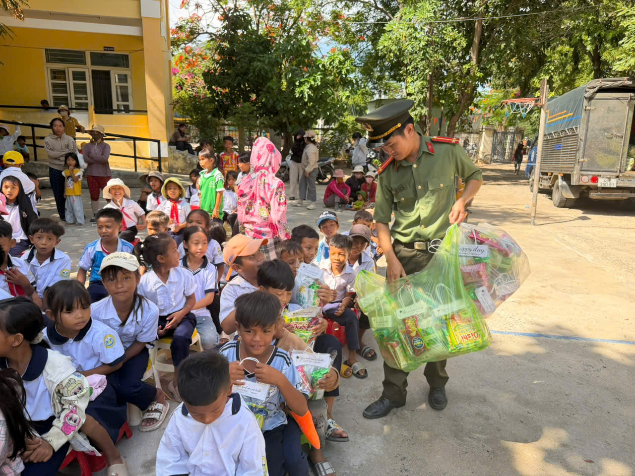 Trao 470 phần quà cho học sinh (bánh, kẹo, sữa,...)