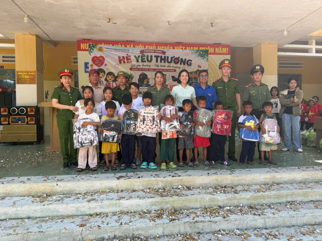 Các em học sinh nhận cặp sách