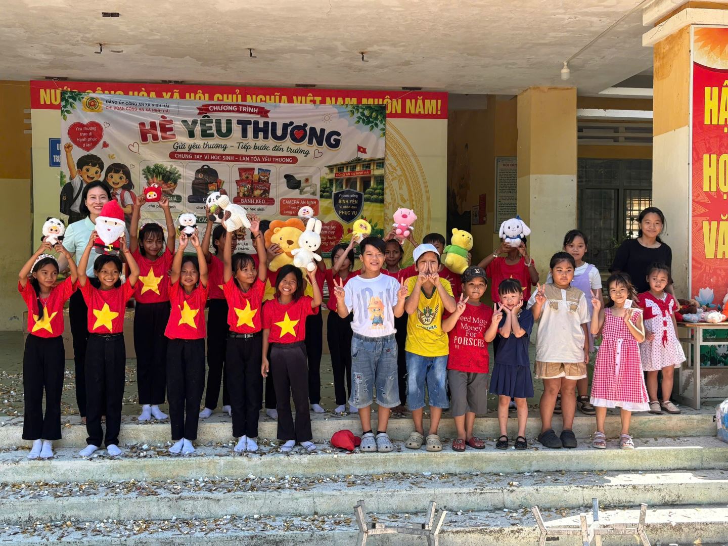 Các em học sinh Trường tiểu học Xóm Bằng tham gia các hoạt động múa hát và chơi các trò chơi.