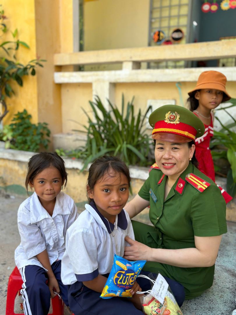 Các em học sinh tham gia trả lời câu hỏi để nhận quà