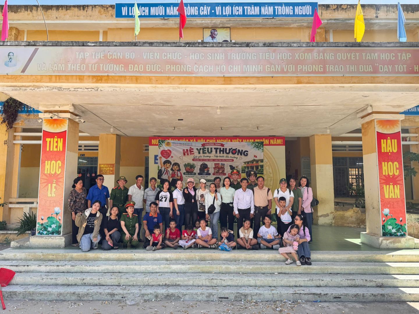 Mạnh thường quân và đoàn viên Chi đoàn Công an xã tham gia chụp ảnh lưu niệm 