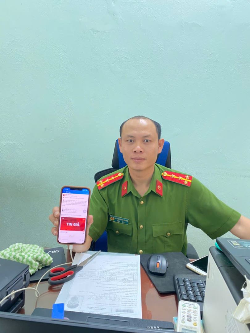 Đồng chí Đại úy Nguyễn Ngọc Khang tham gia công tác tuyên truyền, hưởng ứng