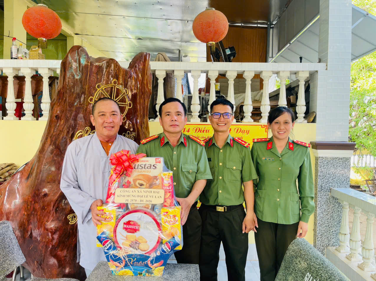 Đoàn đến thăm tại Chùa Bửu Sơn