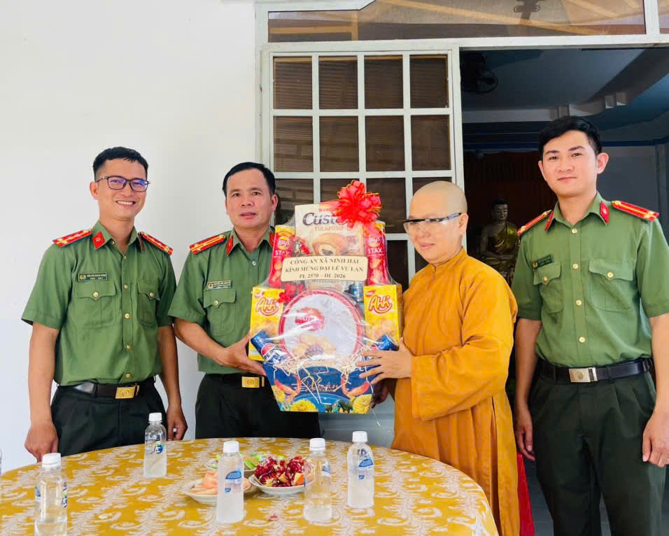 Đoàn Công an xã đến thăm chùa Lưu Phương