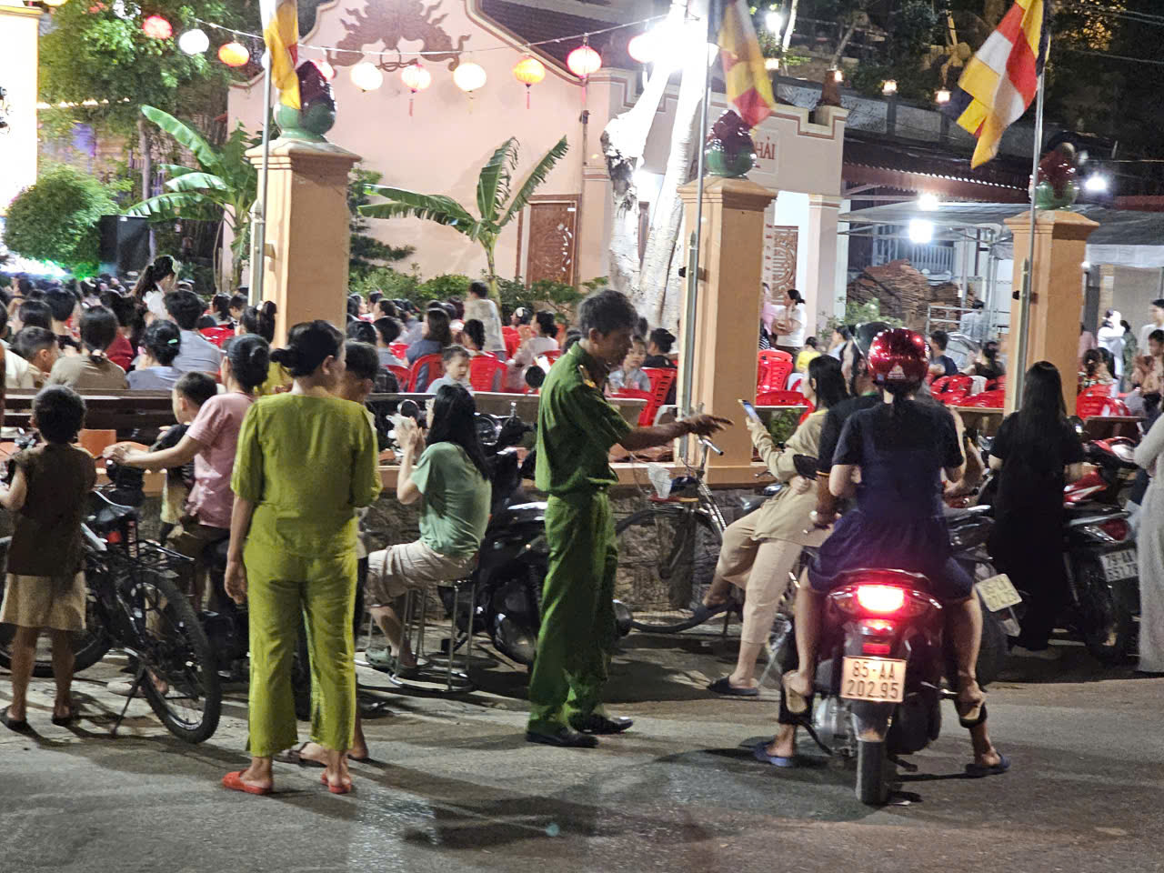 Ảnh: Công an xã nhắc nhở việc để xe đúng nơi quy định 