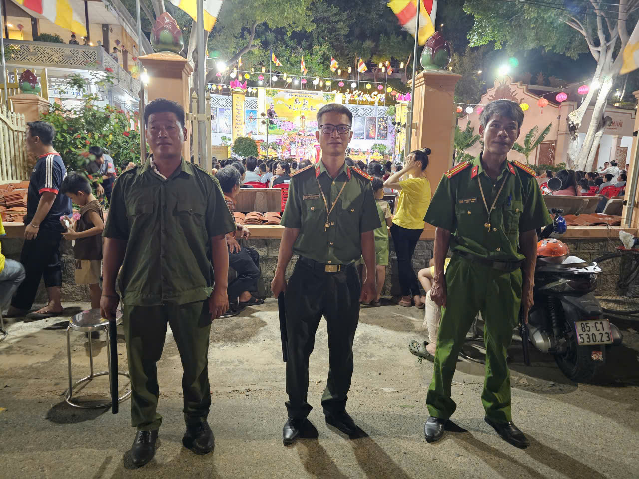 Công an xã đảm bảo an ninh, trật tự tại khu vực diễn ra các hoạt động lễ