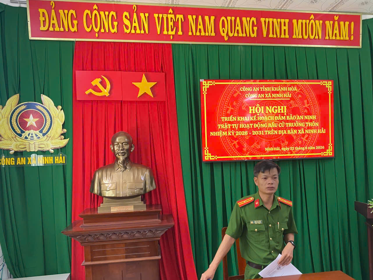 Đồng chí Trưởng Công an xã quán triệt