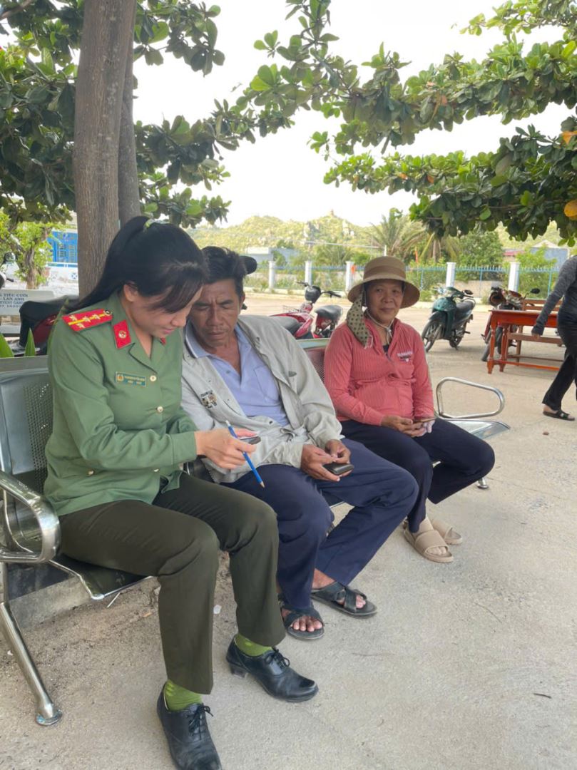 Ảnh: CBCS Công an xã hỗ trợ người dân kích hoạt định danh điện tử mức 2