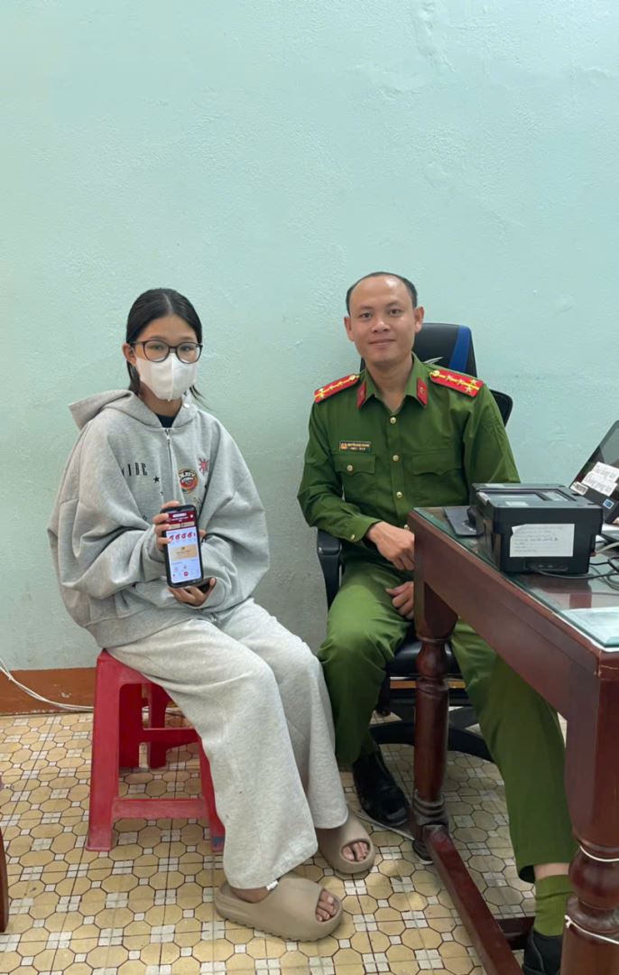 Ảnh: CBCS Công an xã hướng dẫn người dân khai thác các tiện ích trên VNeID