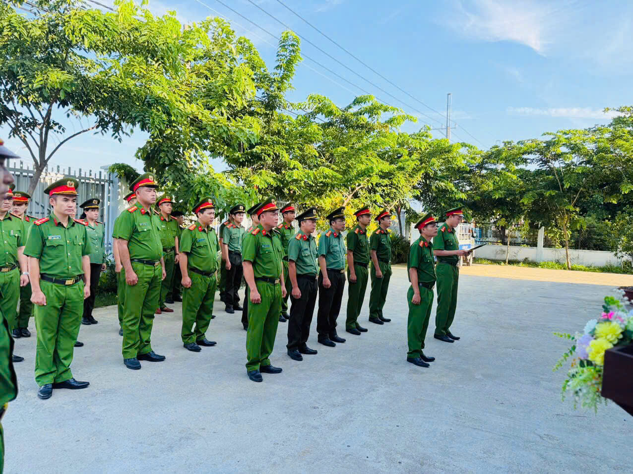 Cán bộ, chiến sĩ Công an xã tham dự lễ chào cờ
