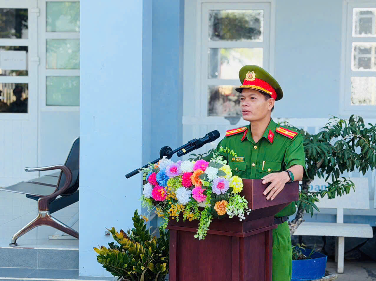 Đồng chí Thiếu tá Phạm Văn Dụng - Trưởng Công an xã phát biểu chỉ đạo tại lễ chào cờ