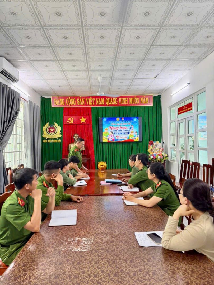 Đại diện Chi đoàn và Chi hội phụ nữ Công an xã Ninh Hải hưởng ứng thực hiện mô hình