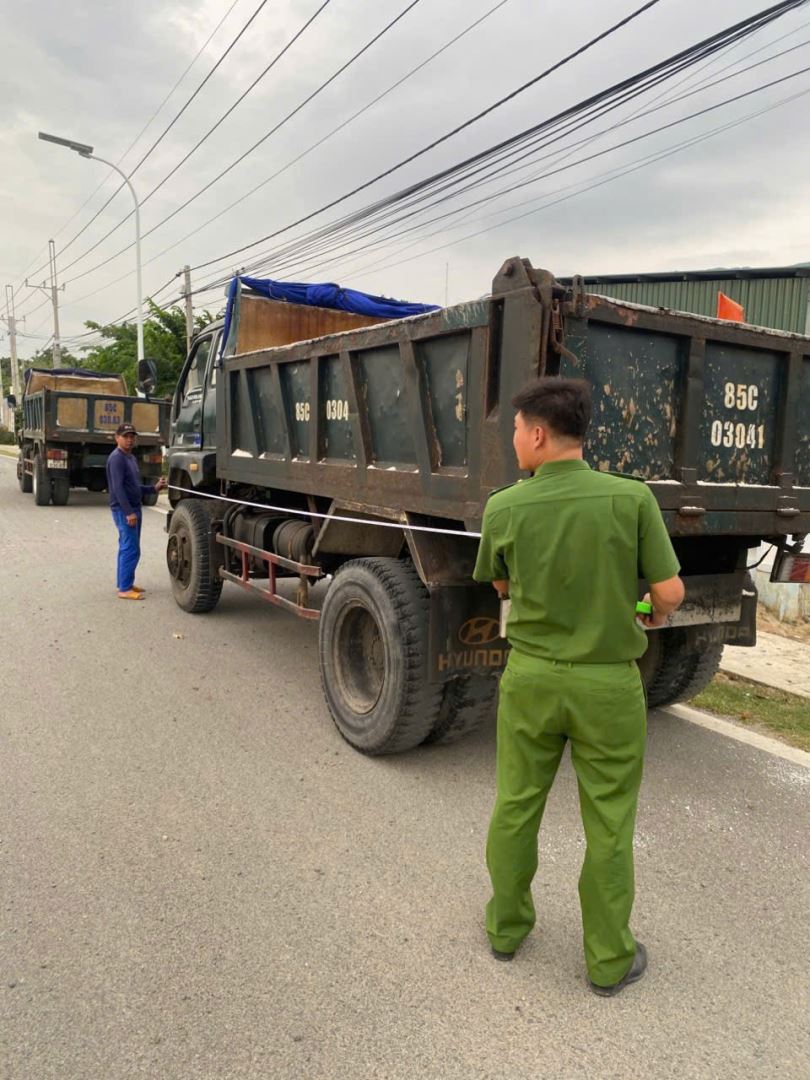 Ảnh: Các đồng chí thực hiện kiểm tra các phương tiện trên địa bàn