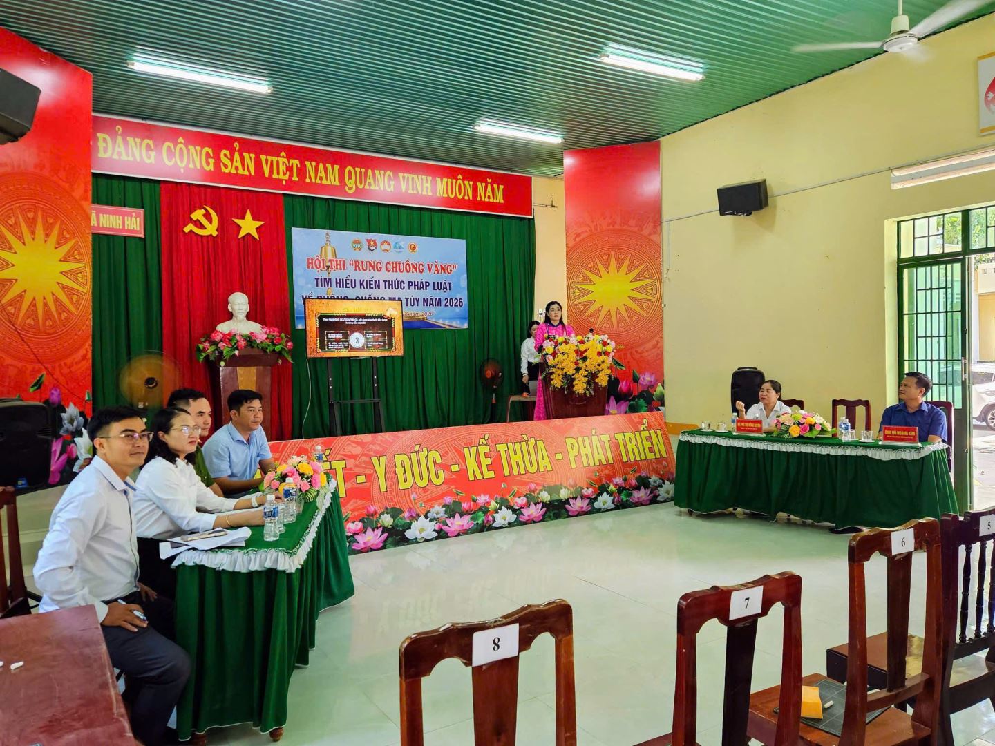 ban giám khảo cuộc thi
