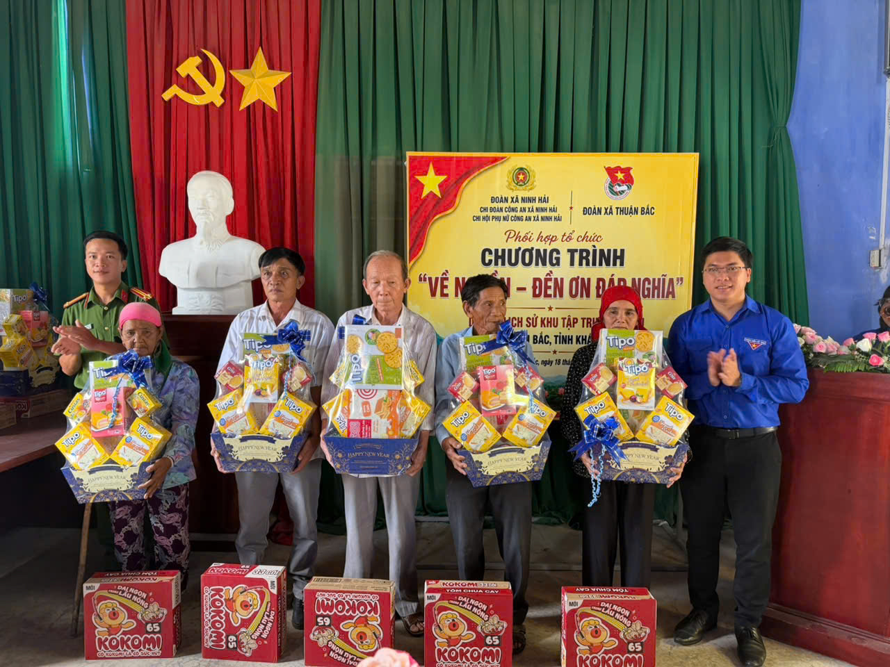 trao tặng quà cho hộ gia đình chính sách