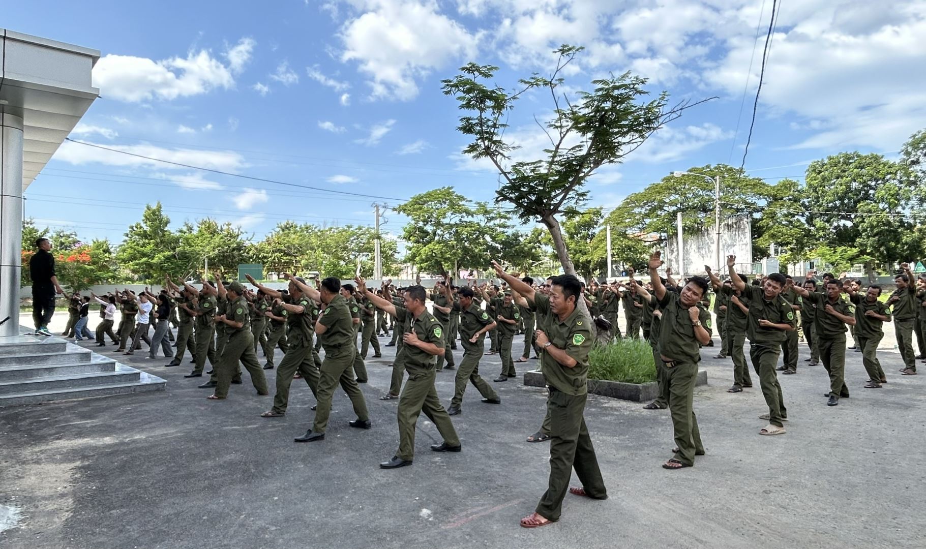 Lực lượng tham gia bảo vệ an ninh, trật tự ở cơ sở tham gia huấn luyện các kỹ năng và quân sự, võ thuật
