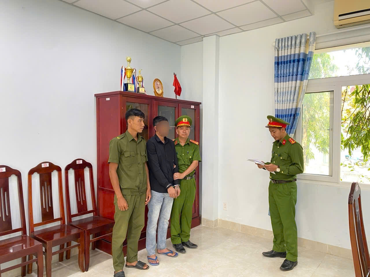 Công an xã Ninh Sơn phối hợp thi hành Lệnh bắt bị can để tạm giam đối với T.K.H về hành vi “Cố ý gây thương tích”