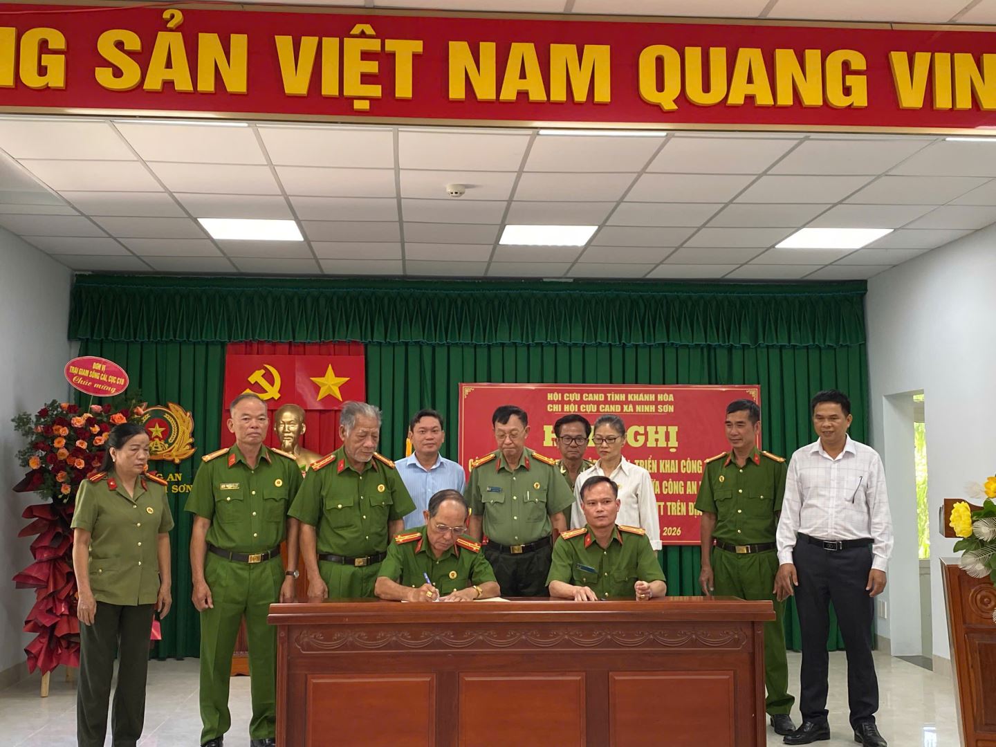 Công an xã Ninh Sơn và Chi hội Cựu Công an nhân dân xã Ninh Sơn thực hiện ký kết kế hoạch phối hợp