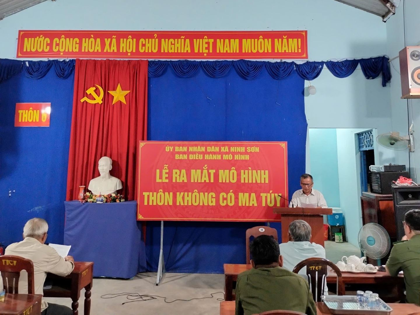 Ông Nguyễn Tấn Oanh, Trưởng Ban Quản lý thôn 6 phát động thực hiện cam kết xây dựng “Thôn không ma túy”