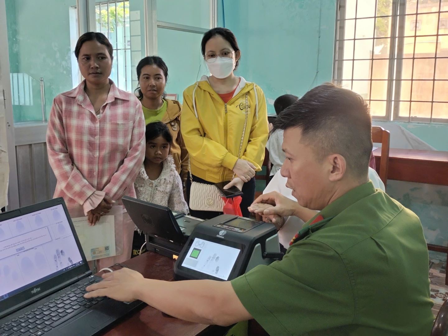 Công an xã Ninh Sơn phối hợp, hỗ trợ thực hiện cấp căn cước, định danh điện tử mức 2 đối với các học sinh ở địa bàn các xã lân cận