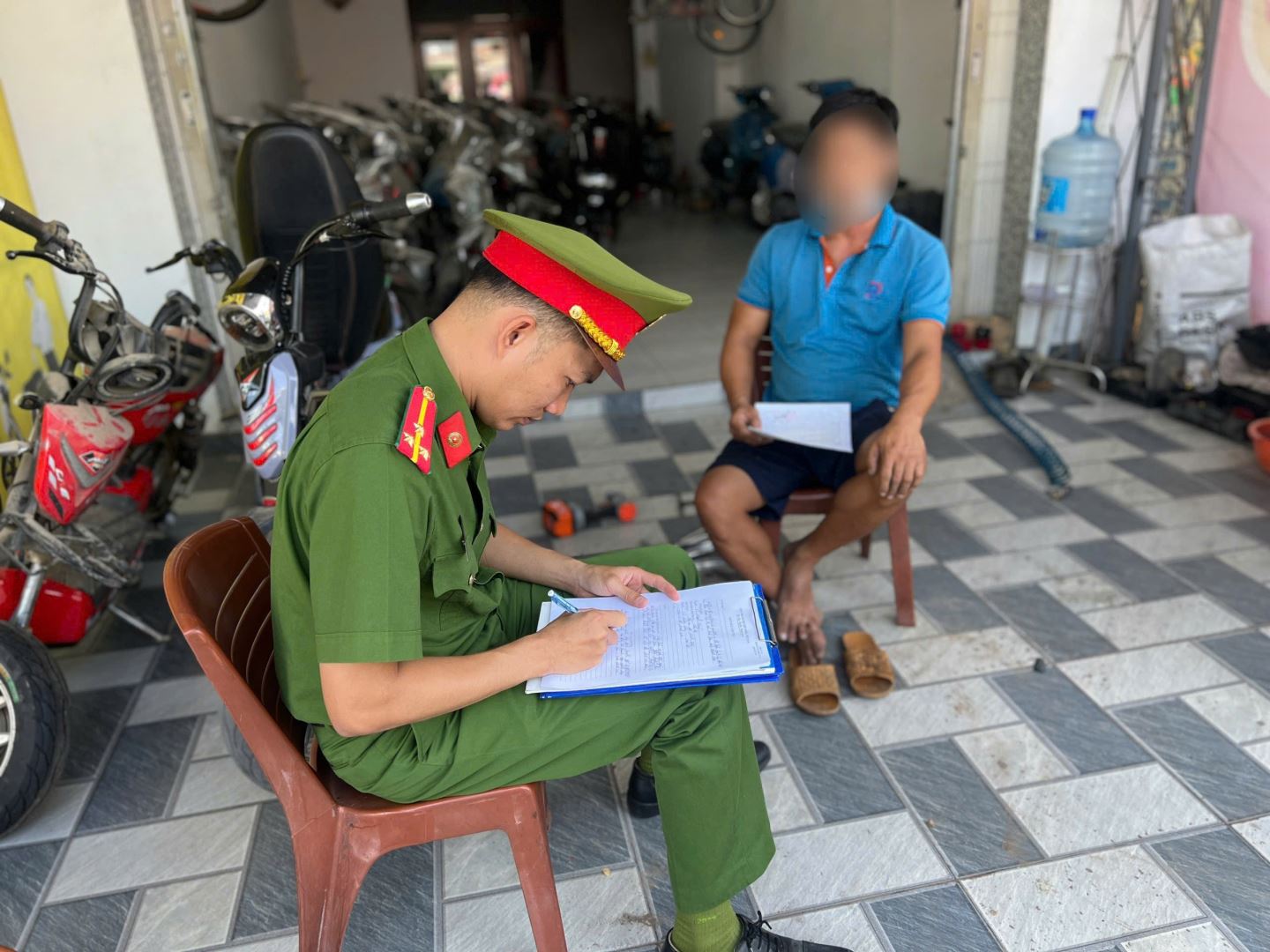 Công an xã Ninh Sơn tổ chức làm việc, yêu cầu các cơ sở mua bán, sửa chữa xe đạp điện, xe máy điện trên địa bàn xã ký cam kết