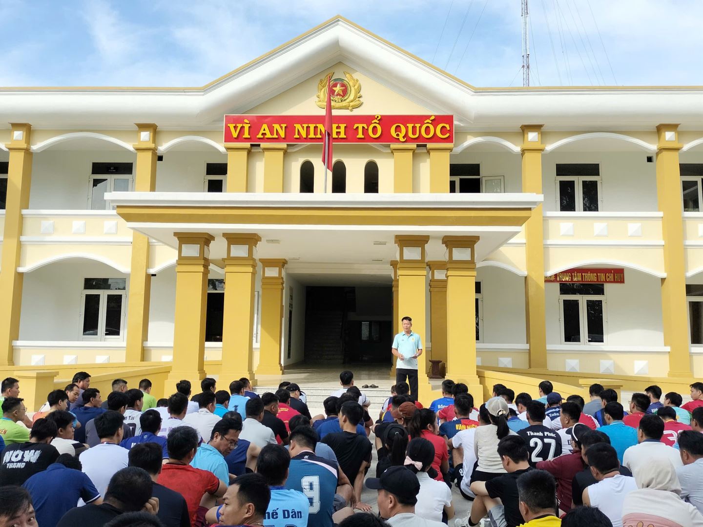 Đại diện Ban Kiểm tra rèn luyện thể lực năm 2026 của Công an tỉnh tổ chức quán triệt các nội dung, yêu cầu, quy định về kiểm tra rèn luyện thể lực