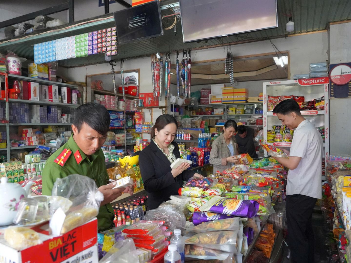 Đoàn Kiểm tra trực tiếp kiểm tra các sản phẩm tại các cơ sở kinh doanh