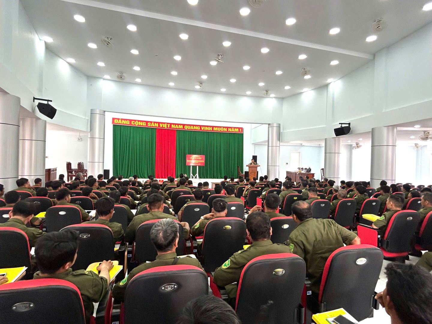 Lực lượng tham gia bảo vệ an ninh, trật tự ở cơ sở tham gia bồi dưỡng về chính trị, pháp luật, nghiệp vụ