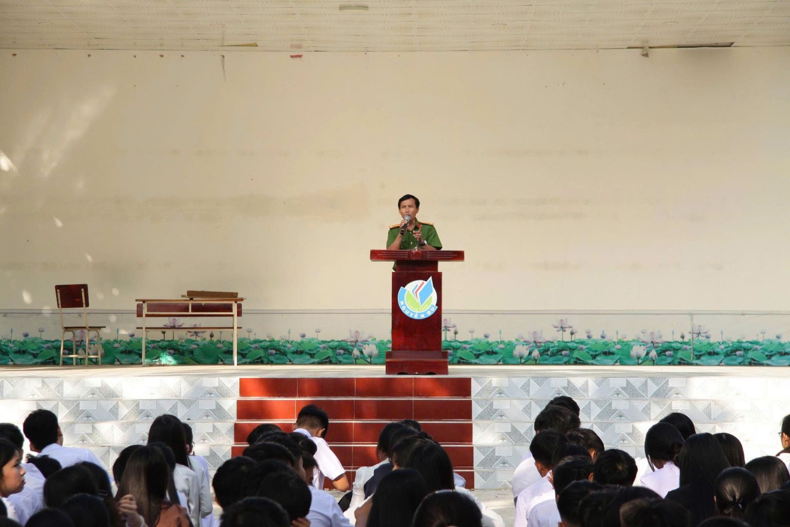 Cán bộ Công an xã Ninh Sơn thực hiện tuyên truyền pháp luật tại Trường học