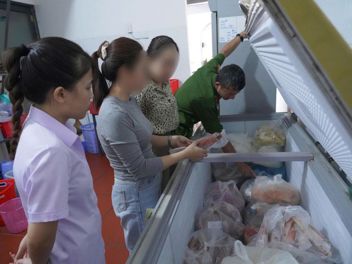 Đoàn kiểm tra trực tiếp kiểm tra chất lượng, nguồn gốc thực phẩm tại các cơ sở kinh doanh ăn uống