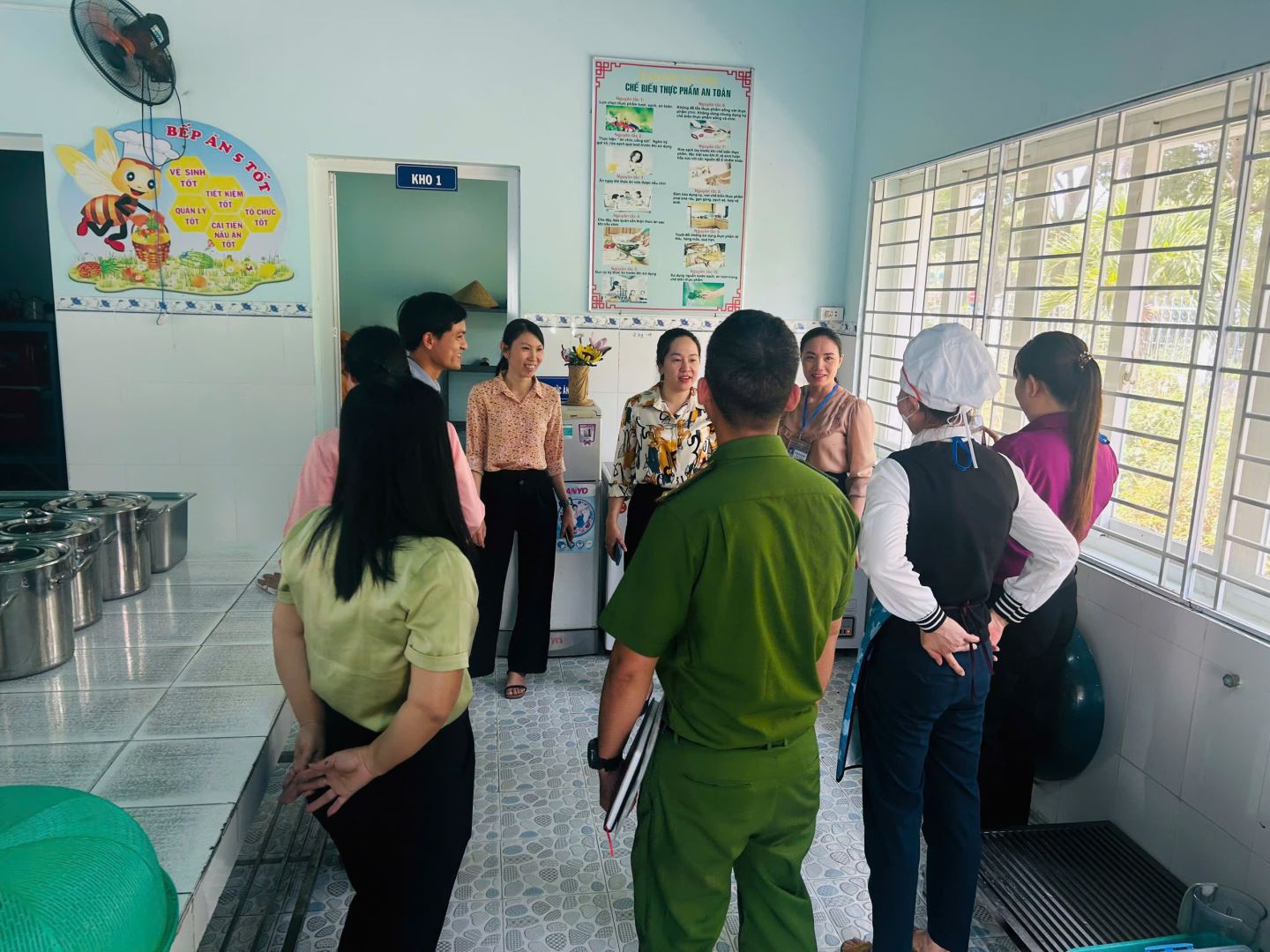 Đoàn kiểm tra trực tiếp kiểm tra bếp ăn nội trú, bán trú của 06 trường học trên địa bàn xã