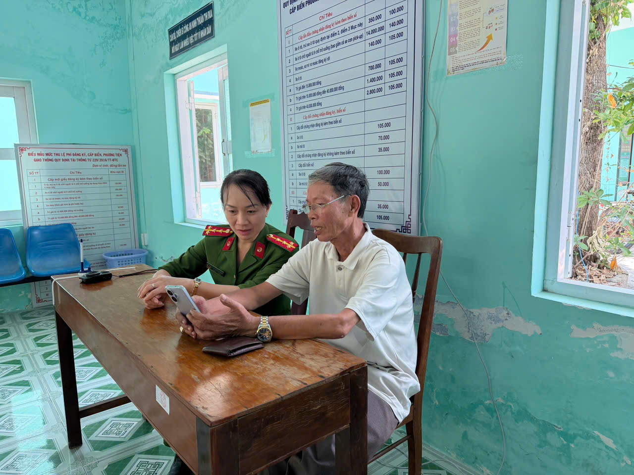 Công an xã Ninh Sơn tuyên truyền, hướng dẫn cài đặt sử dụng ứng dụng VNeTraffic khi người dân đến thực hiện thủ tục hành chính tại đơn vị