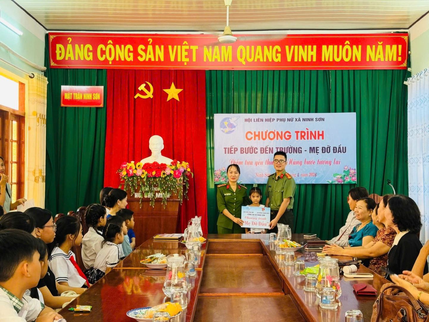 Chi hội Phụ nữ Công an xã Ninh Sơn trực tiếp nhận đỡ đầu cháu Dương Gia Linh có hoàn cảnh khó khăn