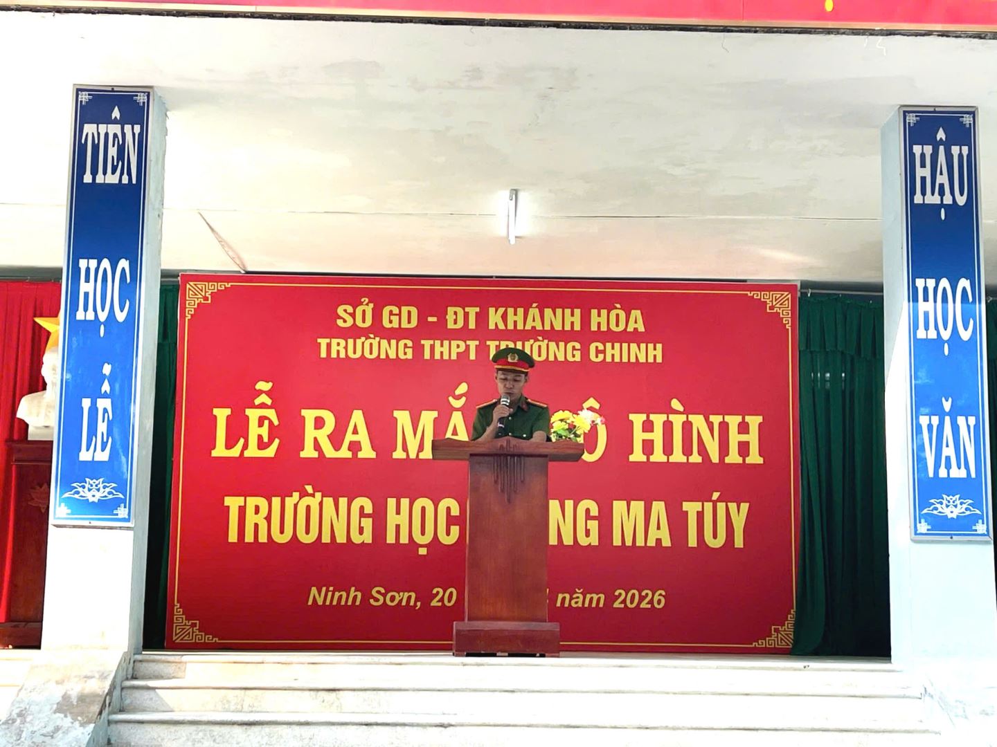 Cán bộ Công an xã Ninh Sơn trực tiếp tuyên truyền pháp luật tại buổi Lễ ra mắt